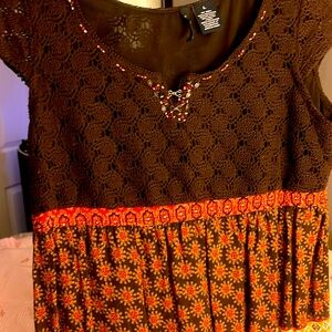 Cute longer blouse, just in time for summer made of top knit and earthy colors
